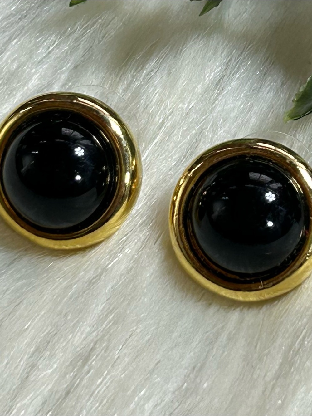 Vintage dome black gold tone earrings